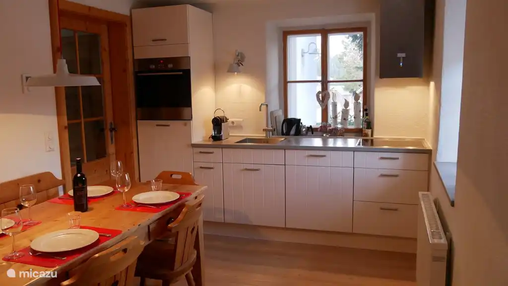 Keuken met oven en afwasmachine 