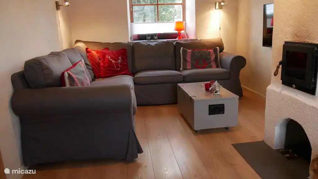 Woonkamer zithoek met een heerlijke relax bank.