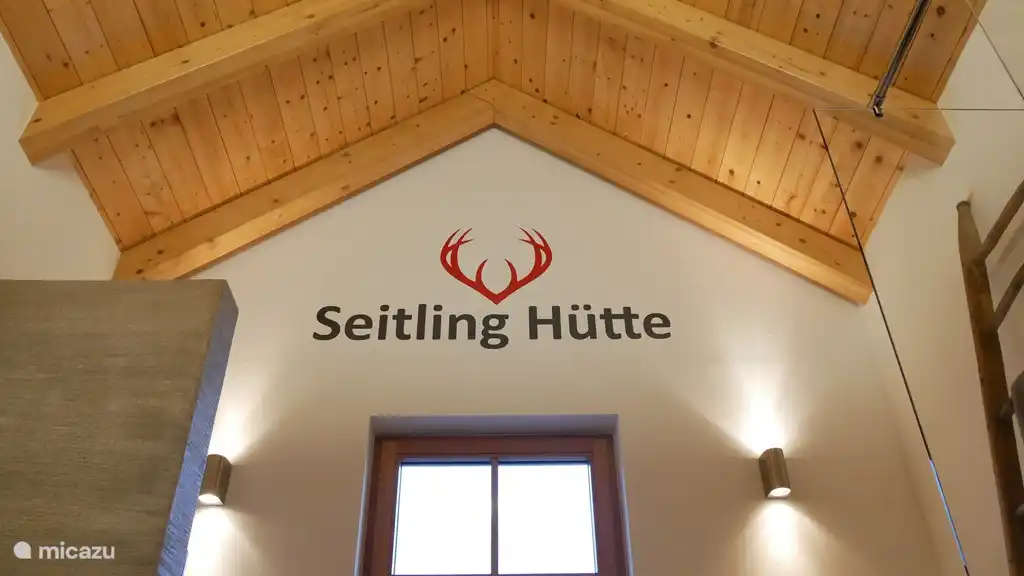 De ruime badkamer met inloop douche en ligbad