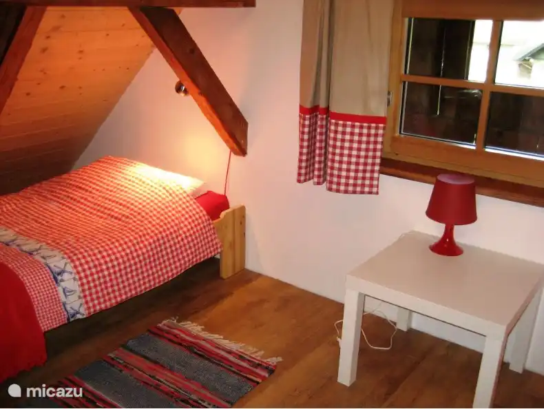 De knusse zolder slaapkamer (2e verdieping ). Slapen onder balken van 100 jaar oud.