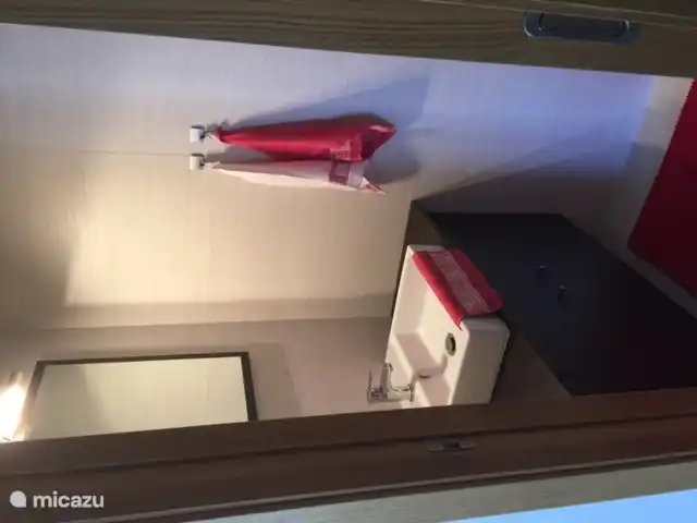 separate Toilette mit Waschbecken