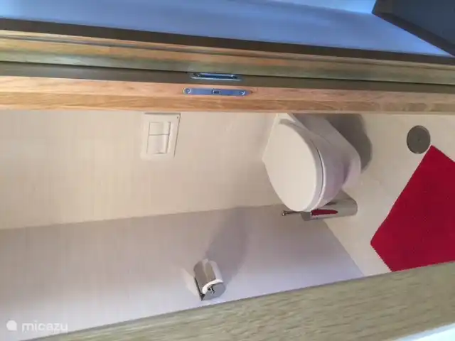 separate Toilette mit Waschbecken