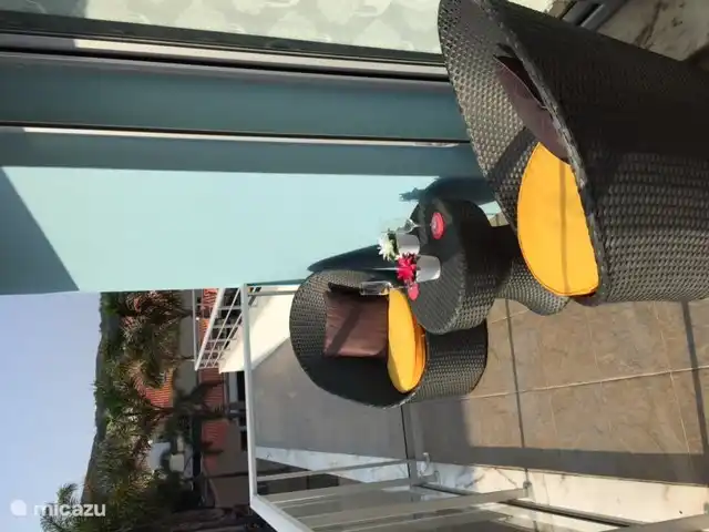 überdachter Seitenbalkon