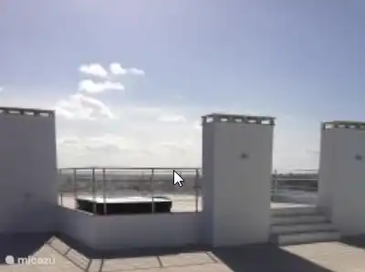 Jacuzzi und Kinderbecken auf der Dachterrasse