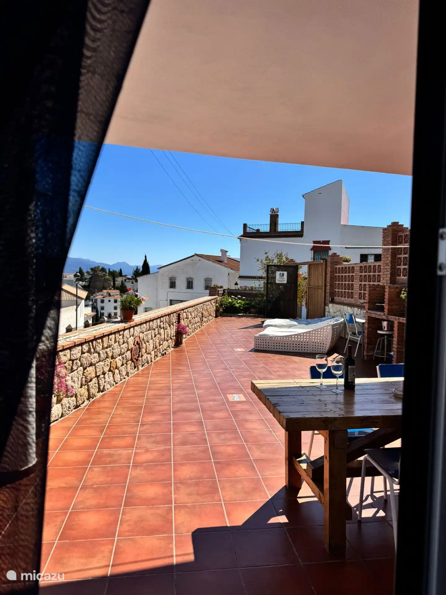 Groot terras om te dineren, BBQ, ligbedden, ligbed en een fantastisch uitzicht!