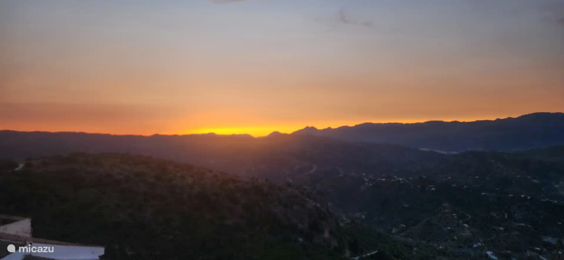 Geniet vanaf uw terras van de prachtige zonsondergangen.