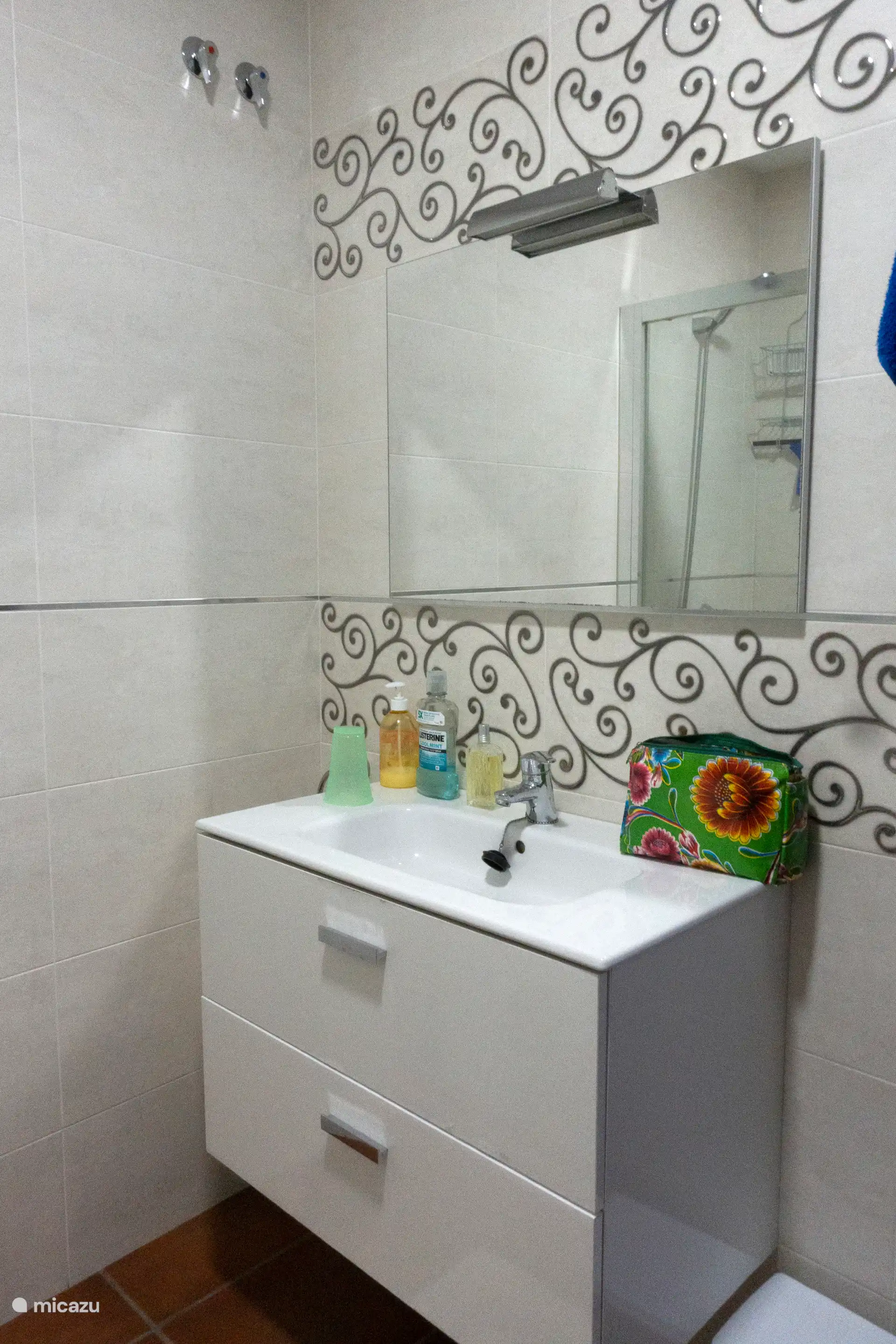 Nog een mooie badkamer met douche.