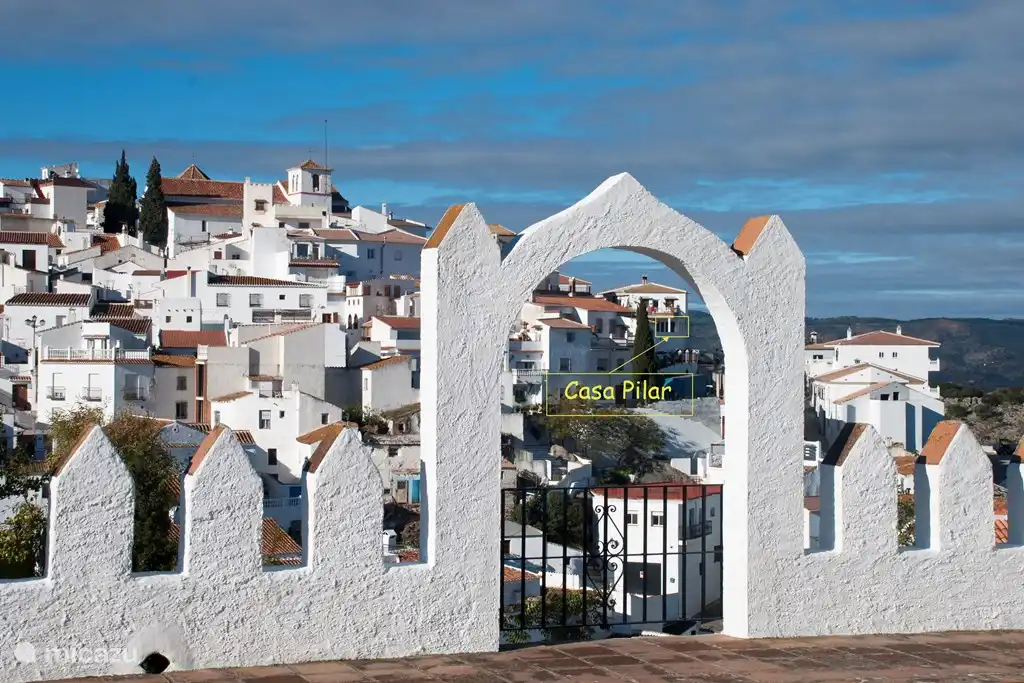 Blick durch die arabischen Bögen zur Casa Pilar!