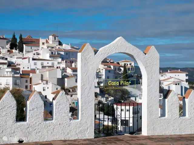 Casa Pilar | Espagne, Costa del Sol, Comares - appartement CasaRegarder à travers les arches arabes de la Casa Pilar ! Pilier