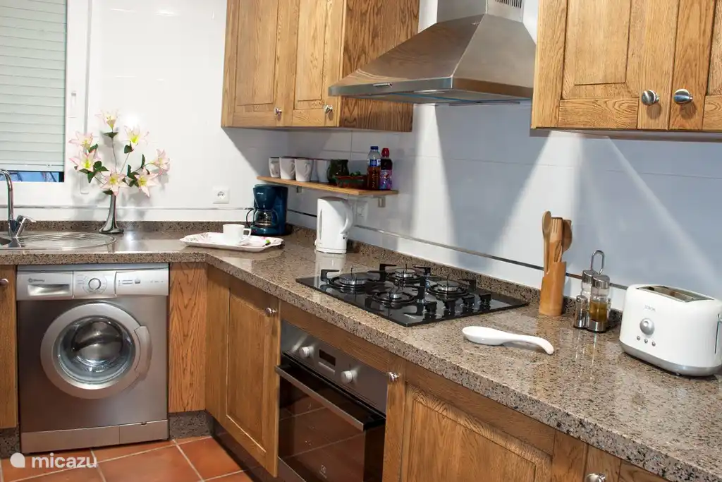 die schön eingerichtete Küche