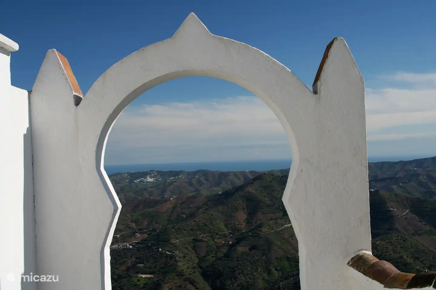 Einer der vielen arabischen Bögen von Comares mit Blick auf das Mittelmeer. Paradies!