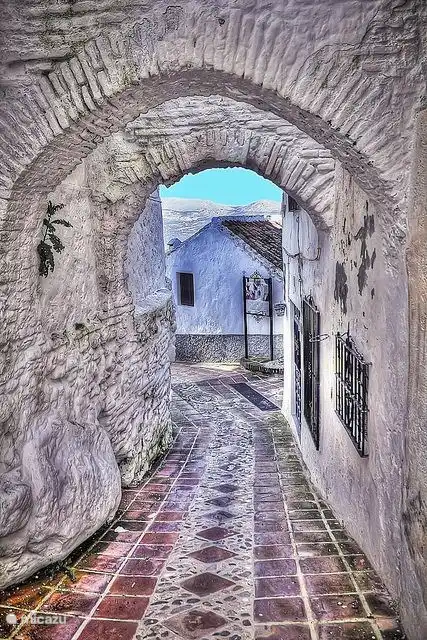 Schritt zurück in die Zeit. Eine typische Straße in Comares.