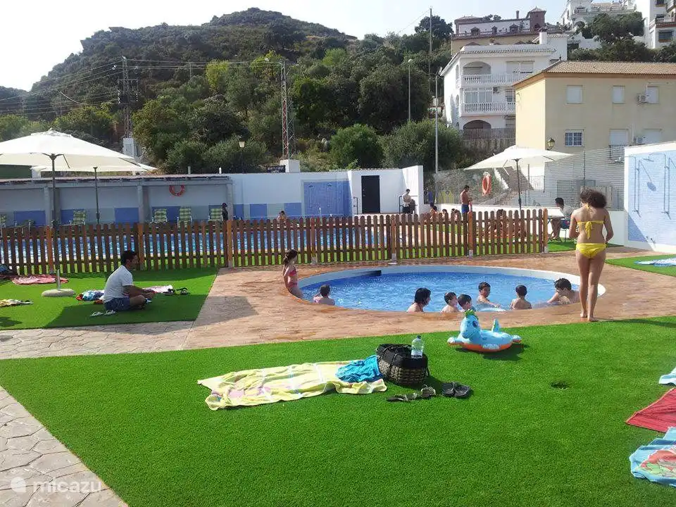 Das Schwimmbad hat ein Kinderbecken.