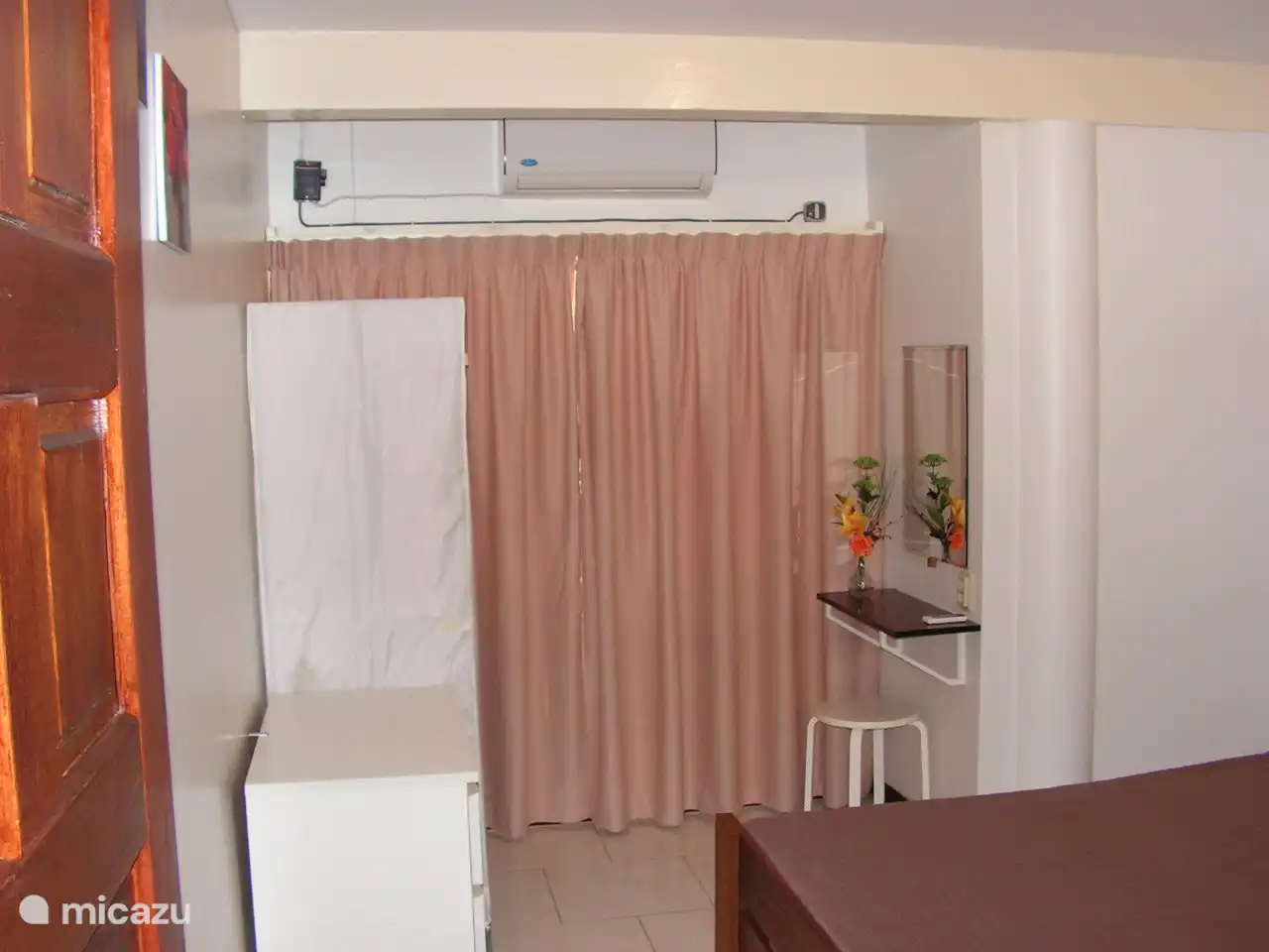 Dormitorio 2: cama doble de madera, 160/200, con mesitas de noche y lámpara de noche. Aire acondicionado con mando a distancia, toma de 220 voltios para secador/afeitadora, perchero de pared, cómoda y armario (sistema cremallera).