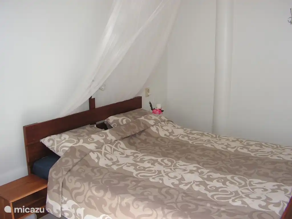 Dormitorio 2: Con mesitas de noche y lámpara de noche.