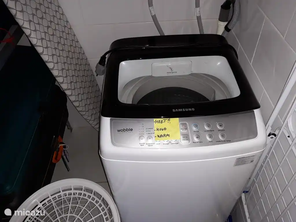 Lavar a máquina en frío/tibio/caliente. Tabla de planchar, tendedero y cesto de ropa. En la estantería encontrarás, entre otras cosas, la hamaca, la plancha y las pinzas para la ropa.