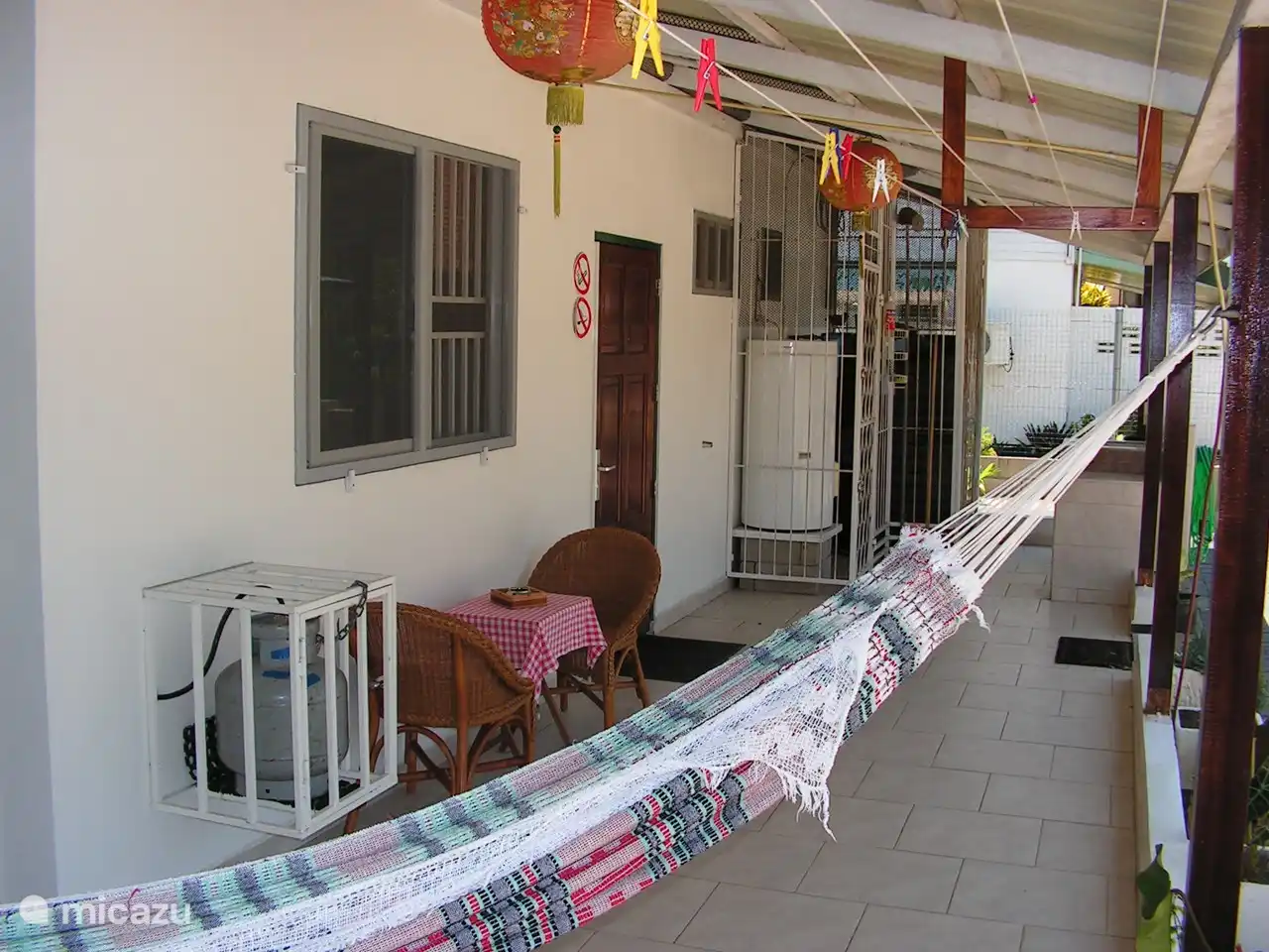 Balcón trasero muy amplio de 30 m2 con cocina exterior. Mobiliario exterior especial total: 6 sillas y 2 mesas.