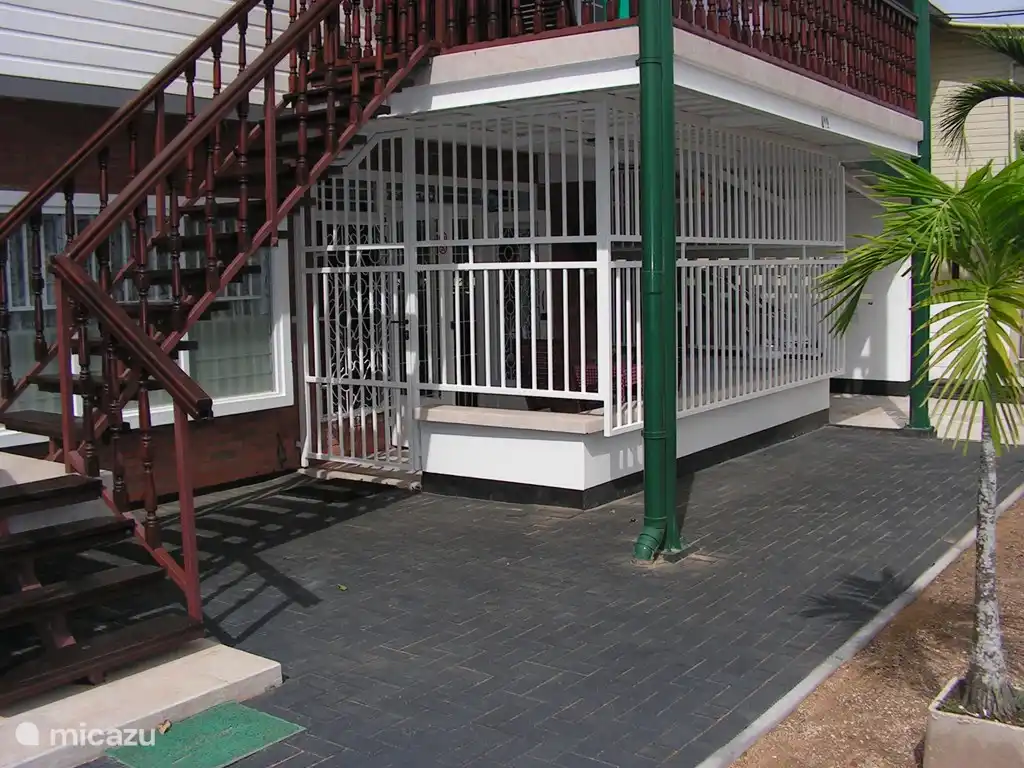 Vista frontal de la casa de vacaciones.