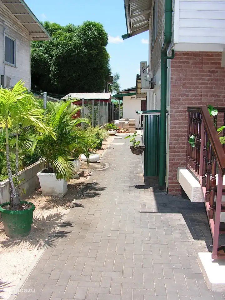 Camino al patio trasero.