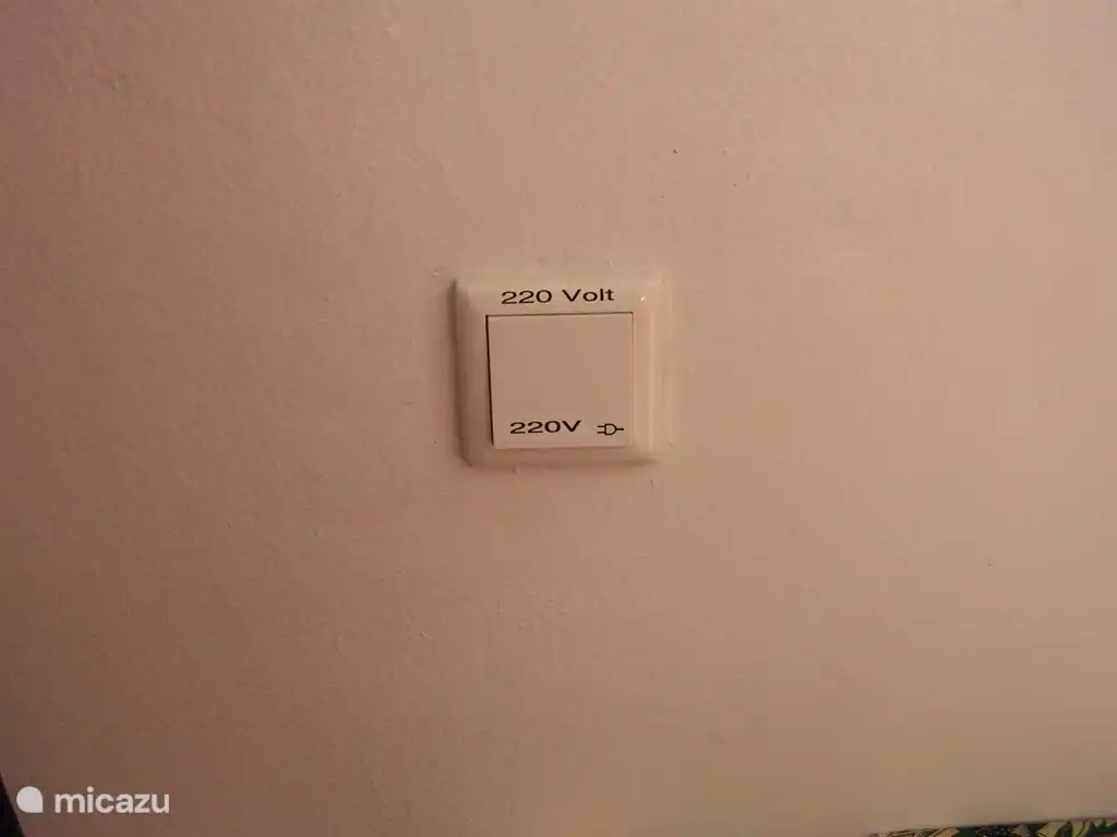 La casa de vacaciones está equipada con electricidad trifásica. Hay 3 (tres) enchufes de 220 voltios en la casa. En los dormitorios y 1 en el salón (detrás de sillón con reposapiés).