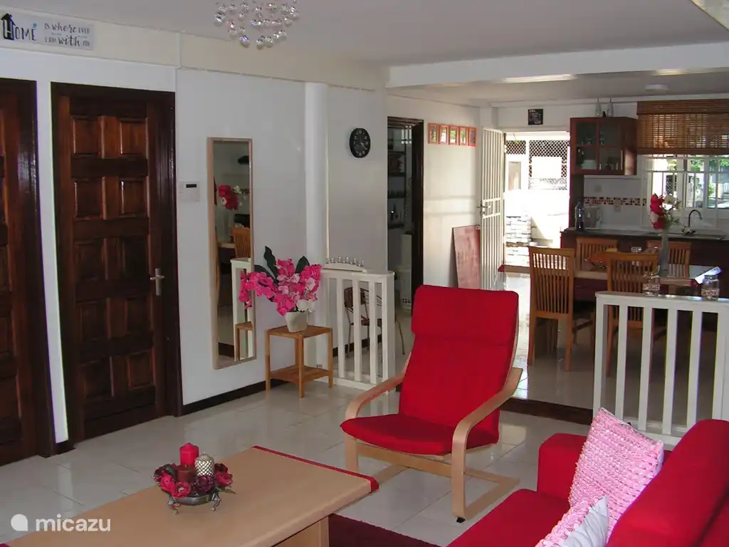 Salón y cocina vistos desde el balcón delantero. Dejó los dormitorios. El cuarto húmedo es accesible desde la cocina.