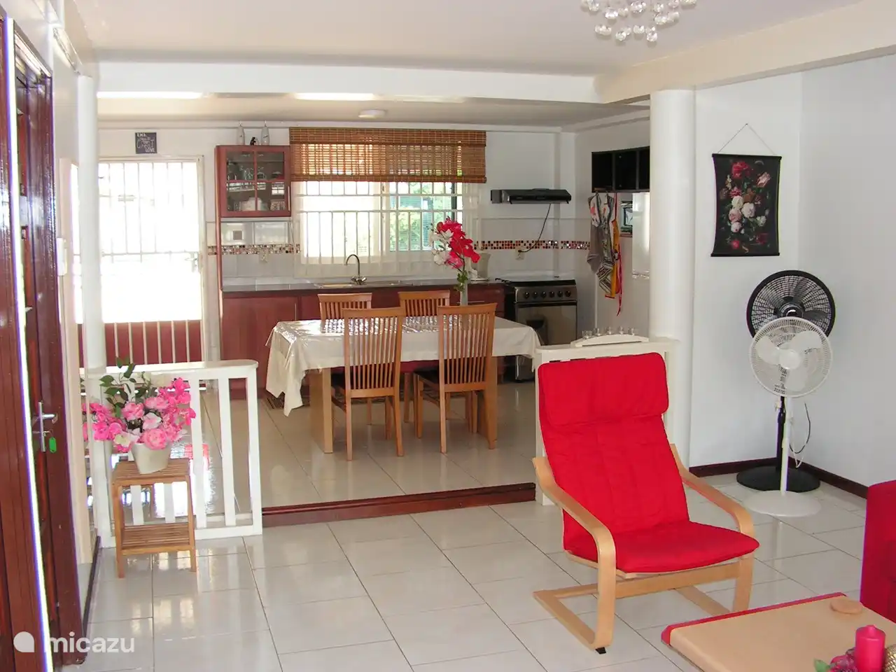 Cocina bien equipada con suministro de agua caliente También equipada con microondas, tetera, olla arrocera, campana extractora. Suficiente vajilla, mano y paños de cocina disponibles.