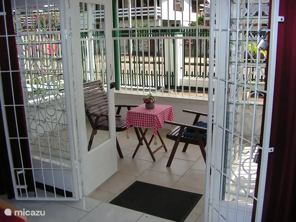 Balcón frontal accesible desde el salón o por el portón de entrada al fierro ladrón. Puede colgar fácilmente la hamaca en los ojos de la máquina que están unidos al hierro ladrón.