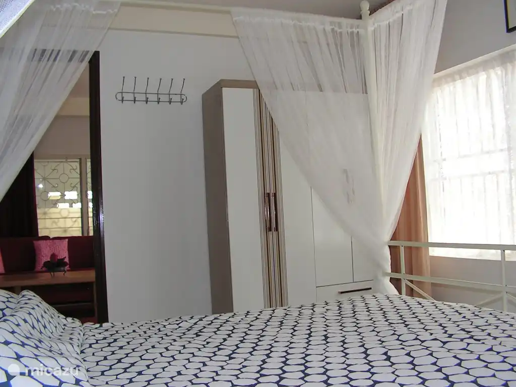 Dormitorio 1: armario de 3 piezas y perchero para colgar en la pared. Puerta del dormitorio a la sala de estar