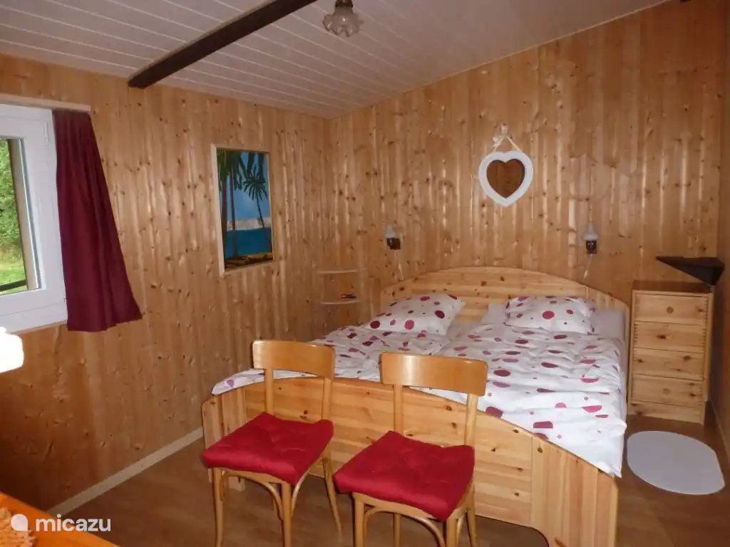 A beautiful bedroom with a bed of 1.80 x 2 m