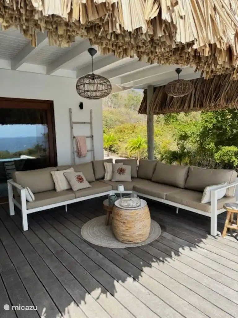 Ruime hoekbank buiten op de porch