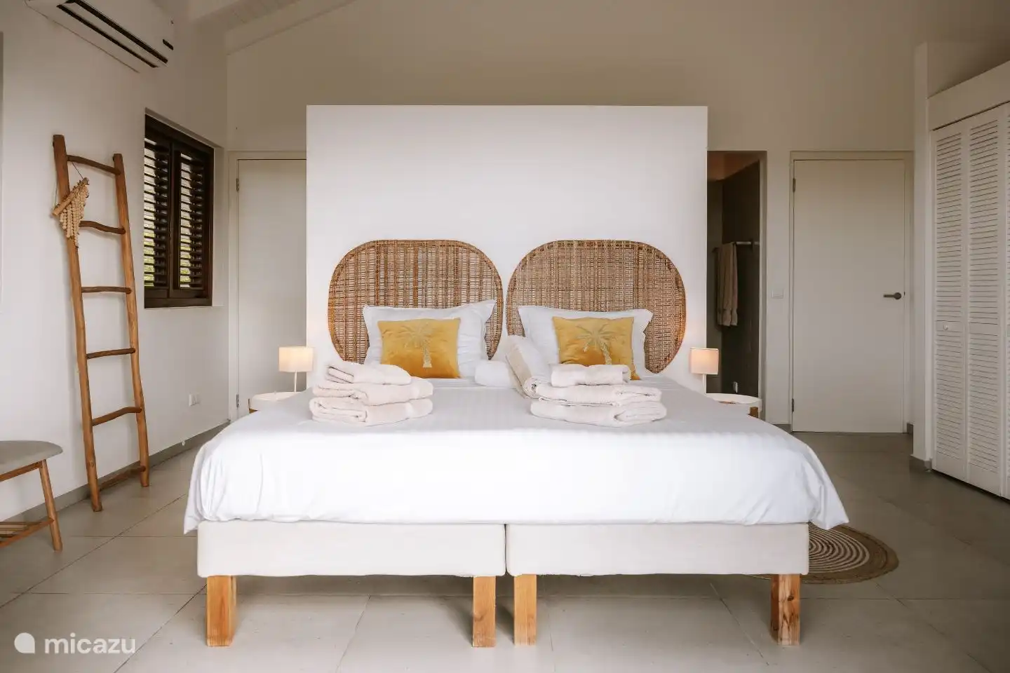 Master mit Kingsize-Bett und eigenem Bad