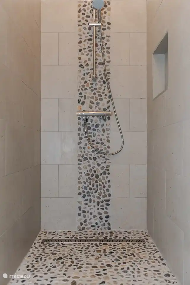 Schöne große begehbare Dusche