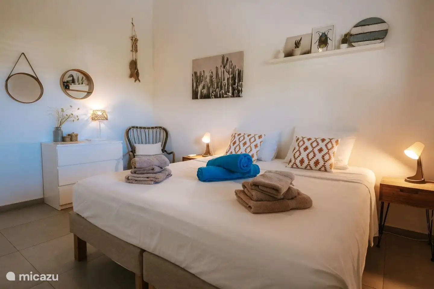 Schlafzimmer 2 mit einem Kingsize-Bett und viel Platz im Kleiderschrank