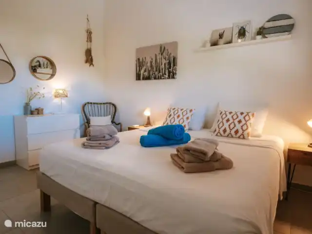 Kas Lamunchi | Curaçao, Banda Abou (ouest), Coral Estate, Rif St.Marie - villa Chambre 2 avec un lit king size et beaucoup d'espace de rangement