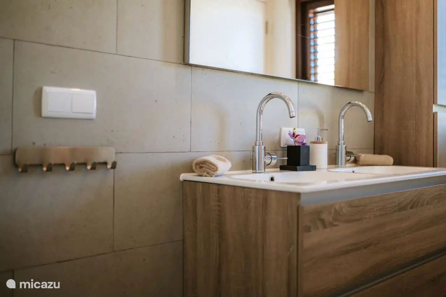 Badezimmer 2 mit geräumiger ebenerdiger Dusche