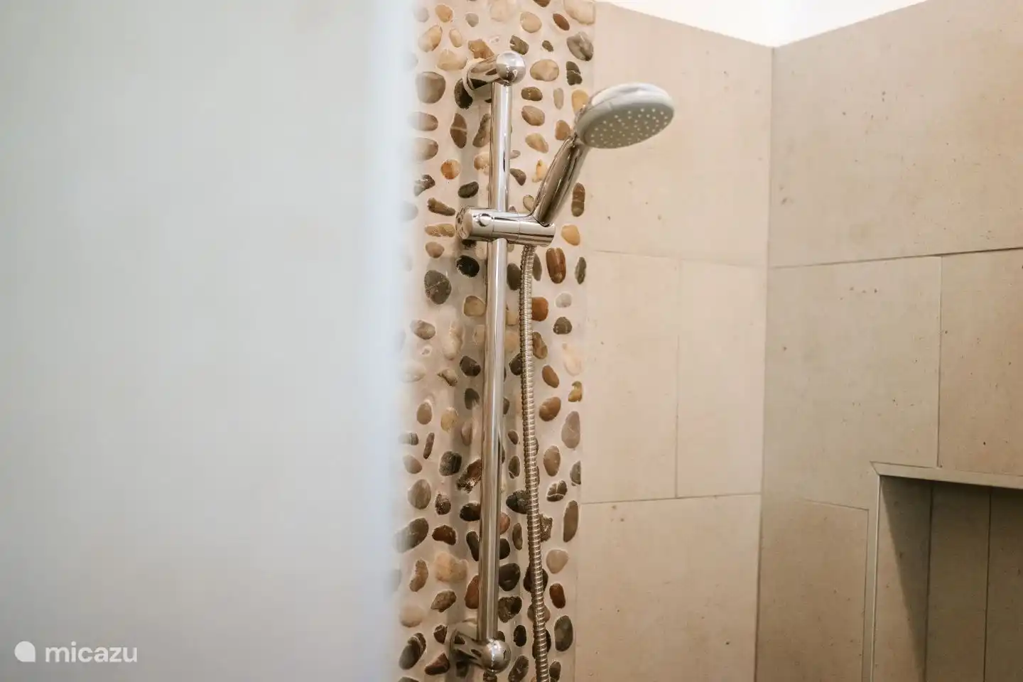 Geräumige ebenerdige Dusche