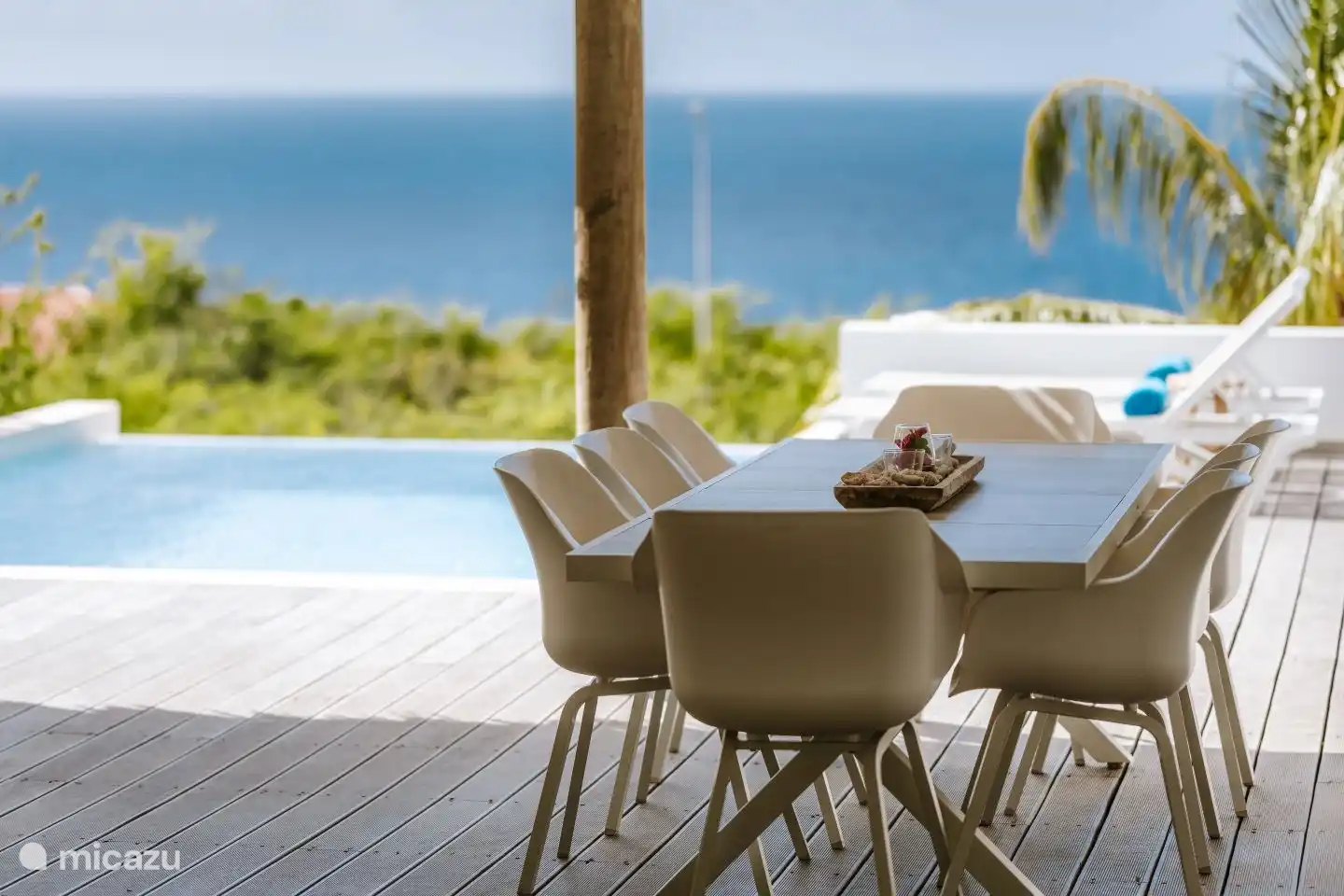 Geräumiger Esstisch mit 8 Stühlen