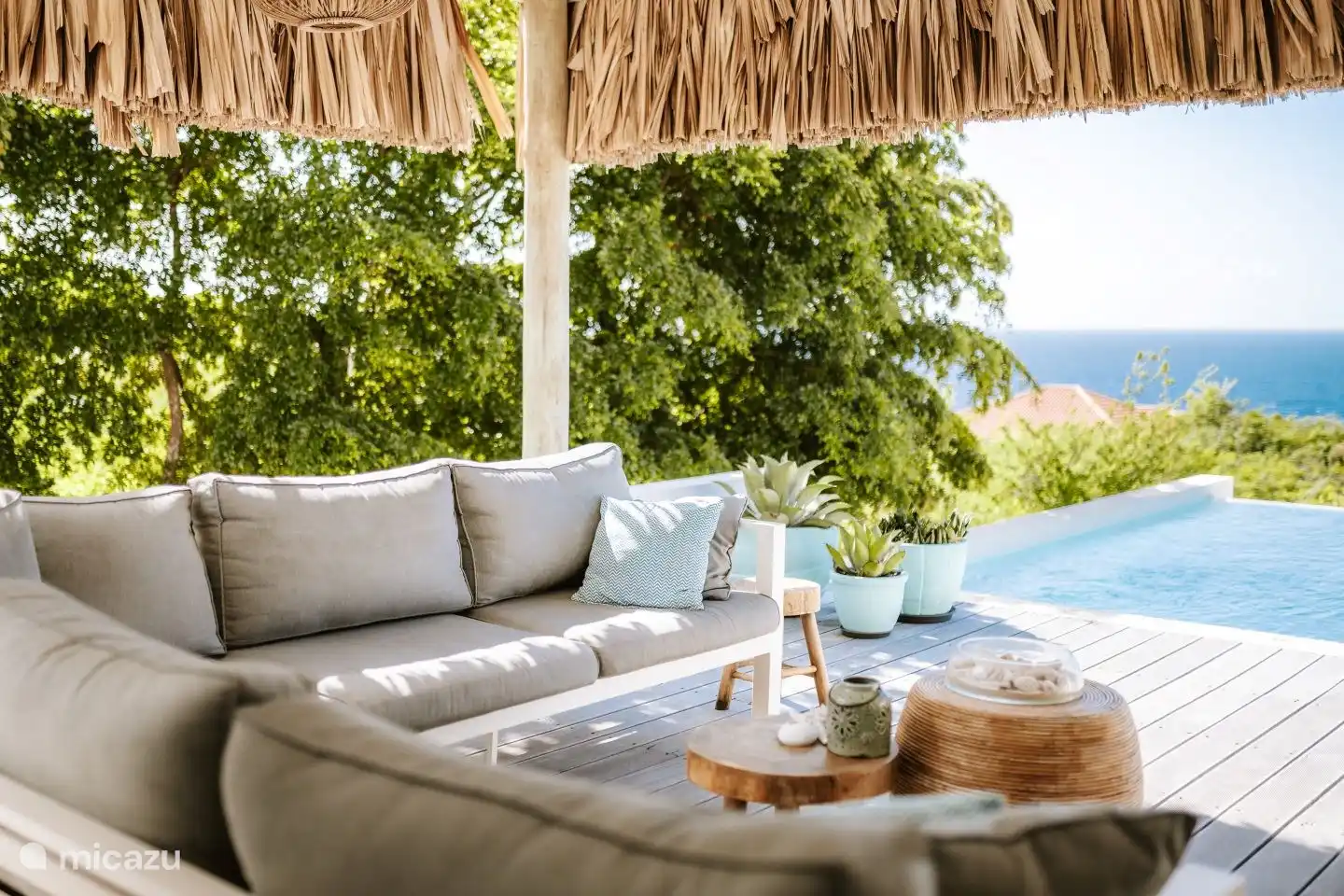 Draußen gibt es ein geräumiges Ecksofa mit Blick auf das Meer