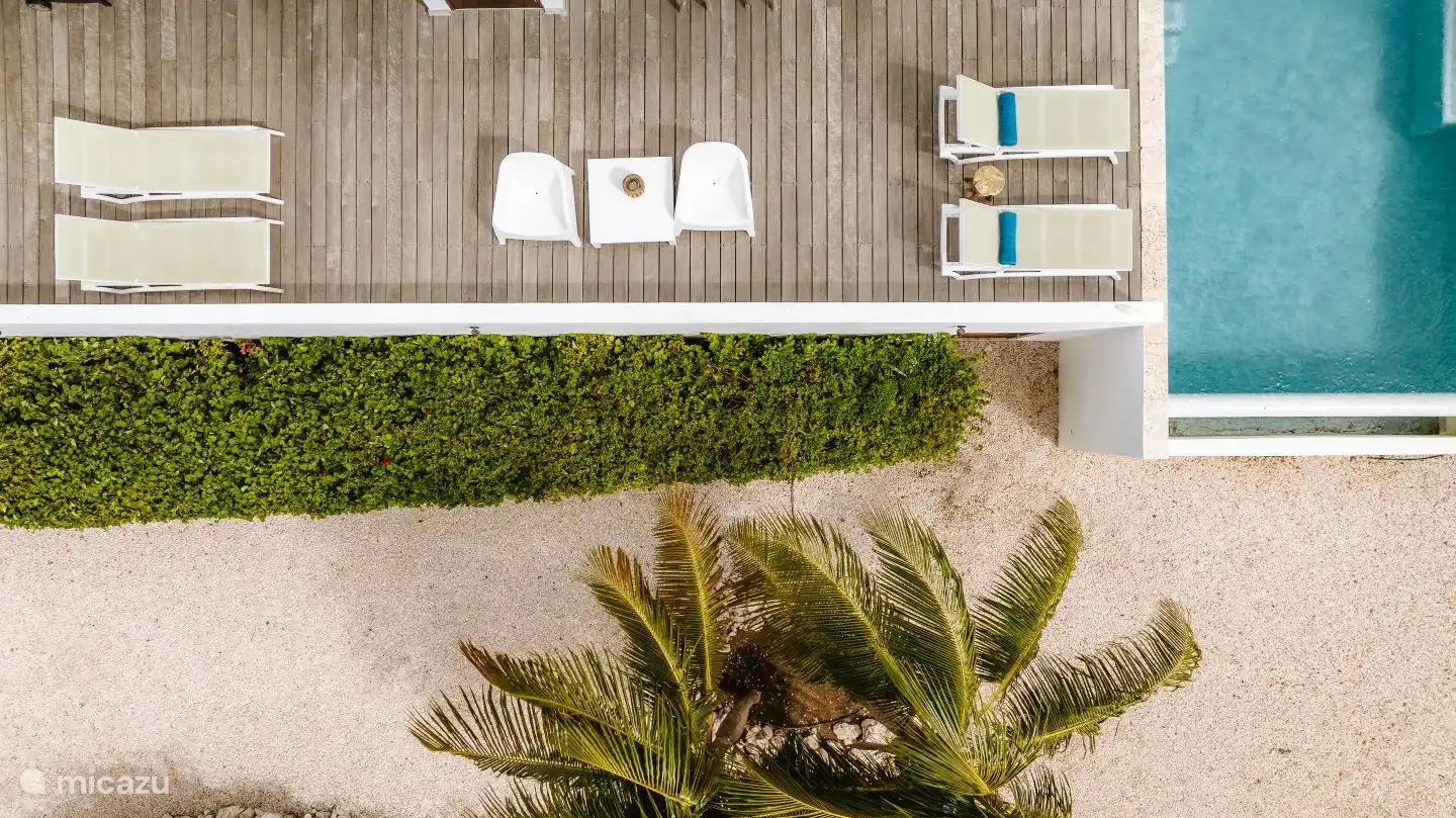 Mehrere Plätze rund um die Villa zum Sitzen oder Liegen in der Sonne oder im Schatten