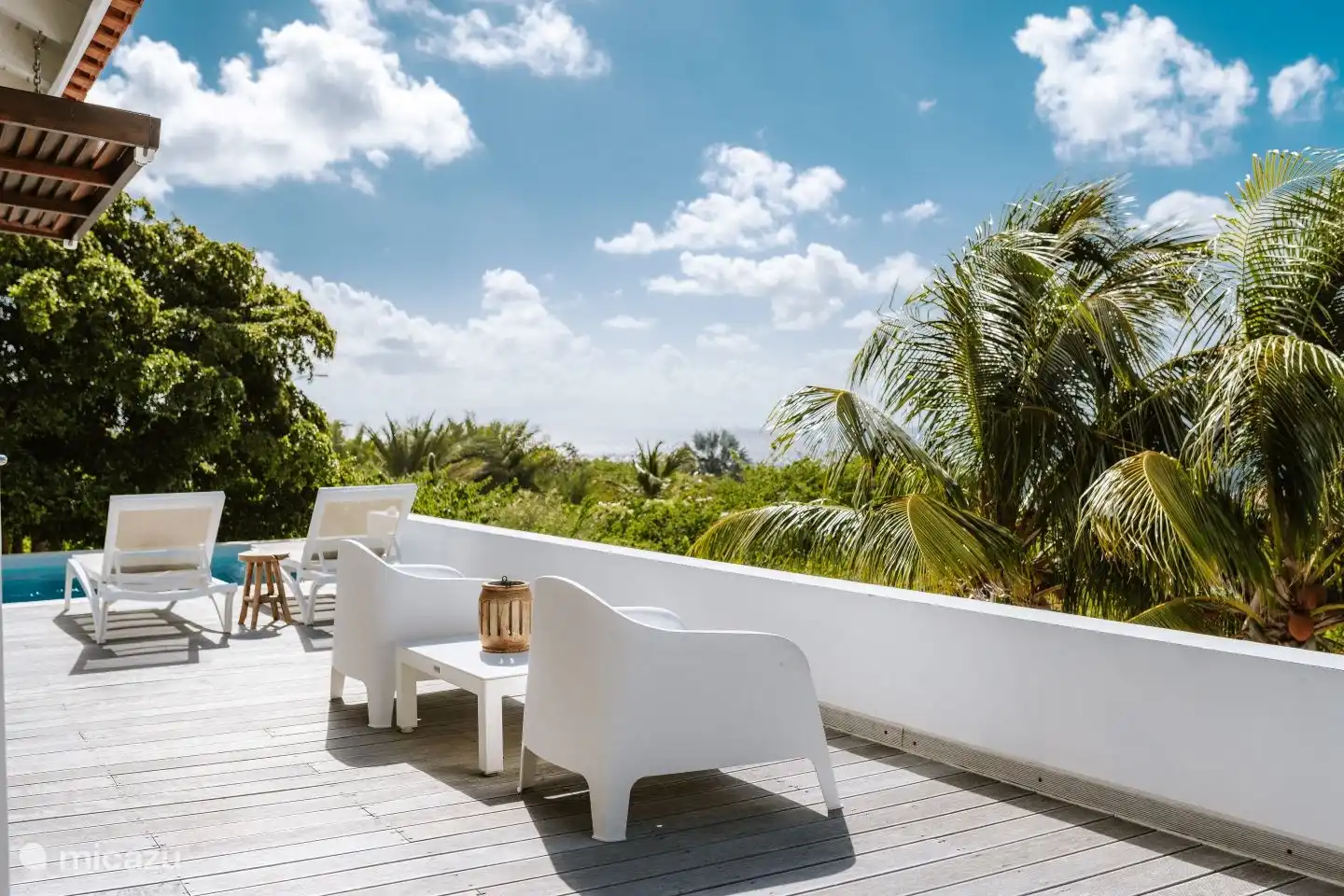 Entspannen Sie sich auf diesen bequemen Stühlen oder Sonnenliegen