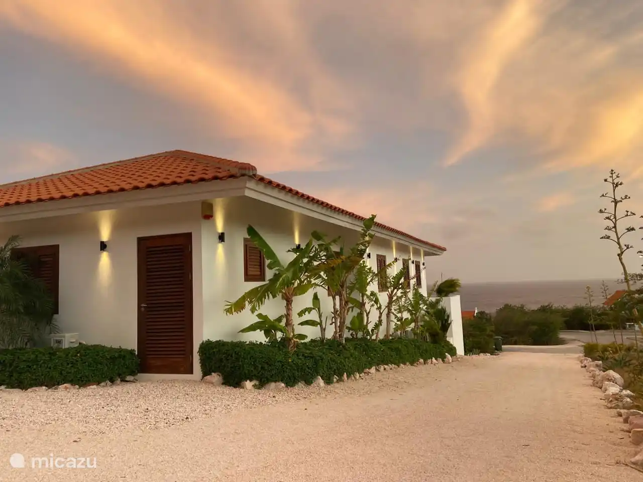 Die Abende sind so schön. Die Villa ist rundherum beleuchtet.