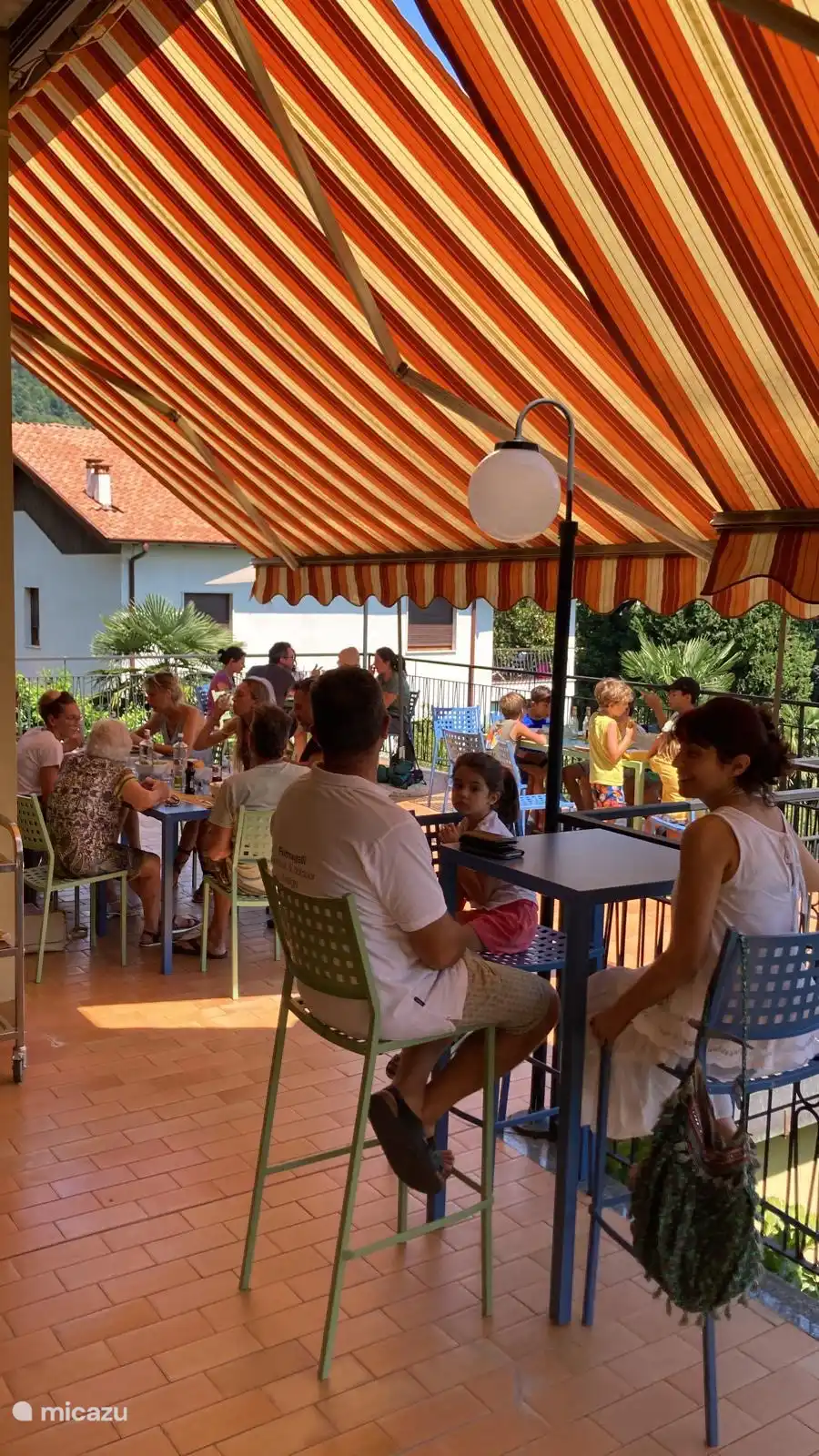 Una encantadora terraza, para disfrutar de una ensalada o un bocadillo.