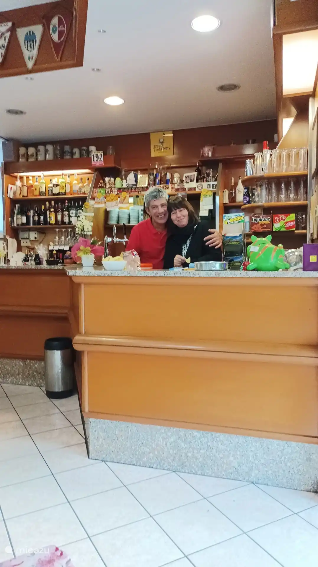 Bar Carlo es una acogedora cafetería de pueblo con venta de helados y una gran terraza. Donde también puedes utilizar un delicioso sándwich o ensalada. Isa y Beppe le dan la bienvenida con una sonrisa amistosa.