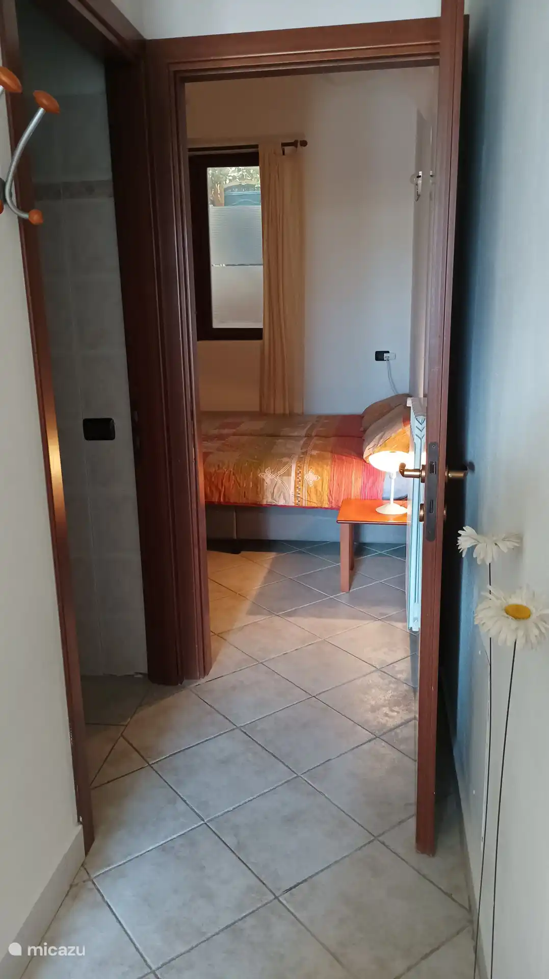 Desde la sala de estar, pasando por un pequeño recibidor, hasta el dormitorio