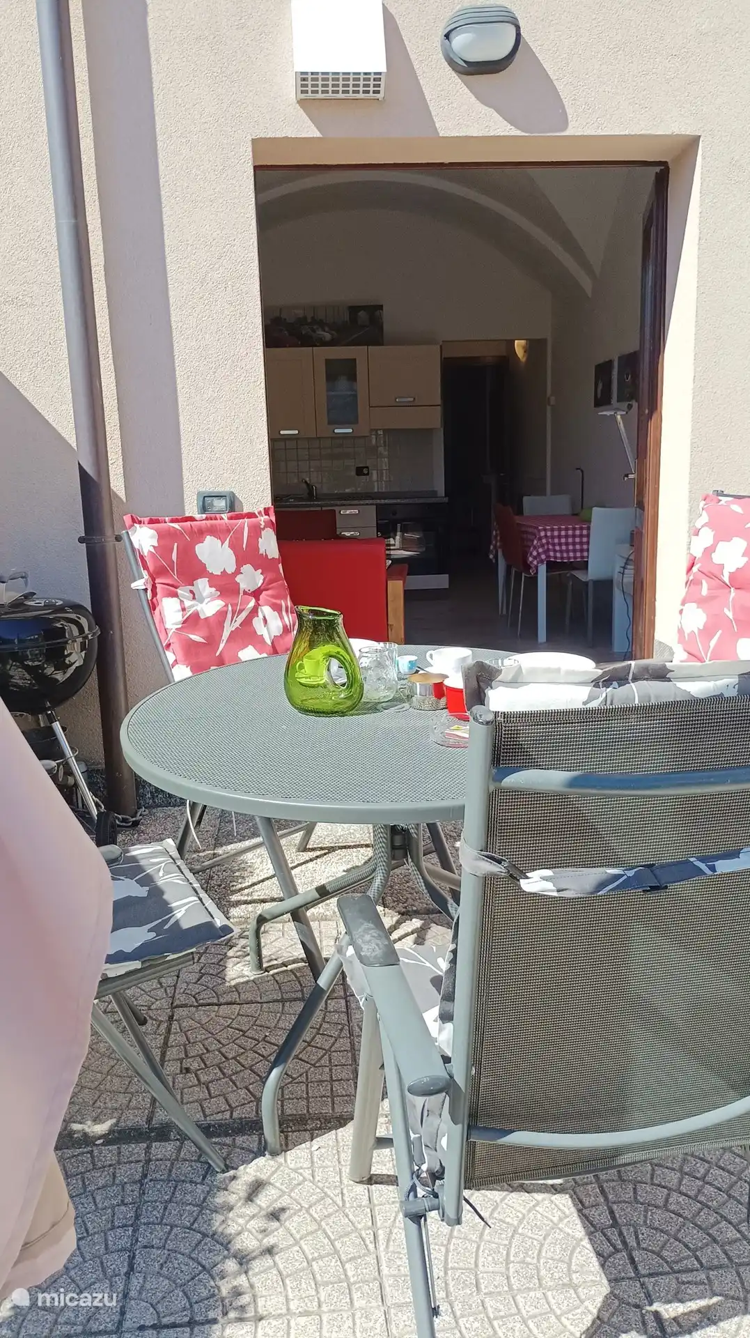 Una encantadora terraza donde podrá disfrutar de su desayuno por la mañana