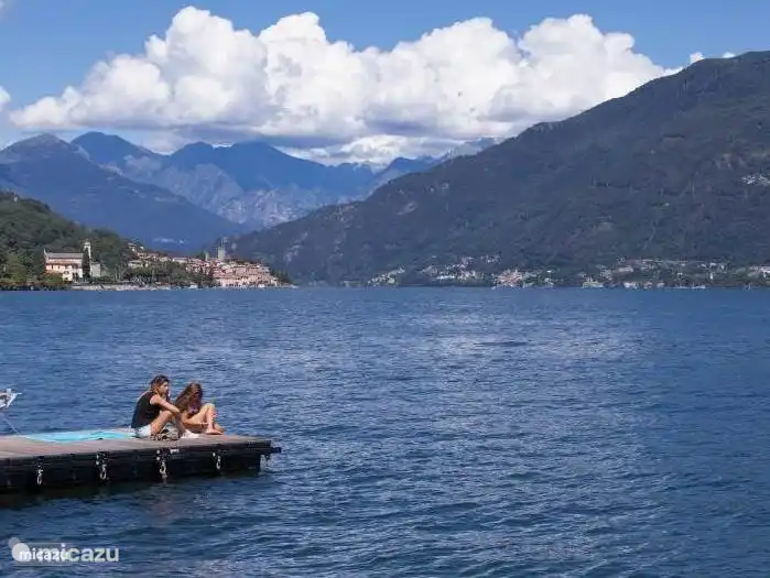 Disfruta jugando en y alrededor del lago.