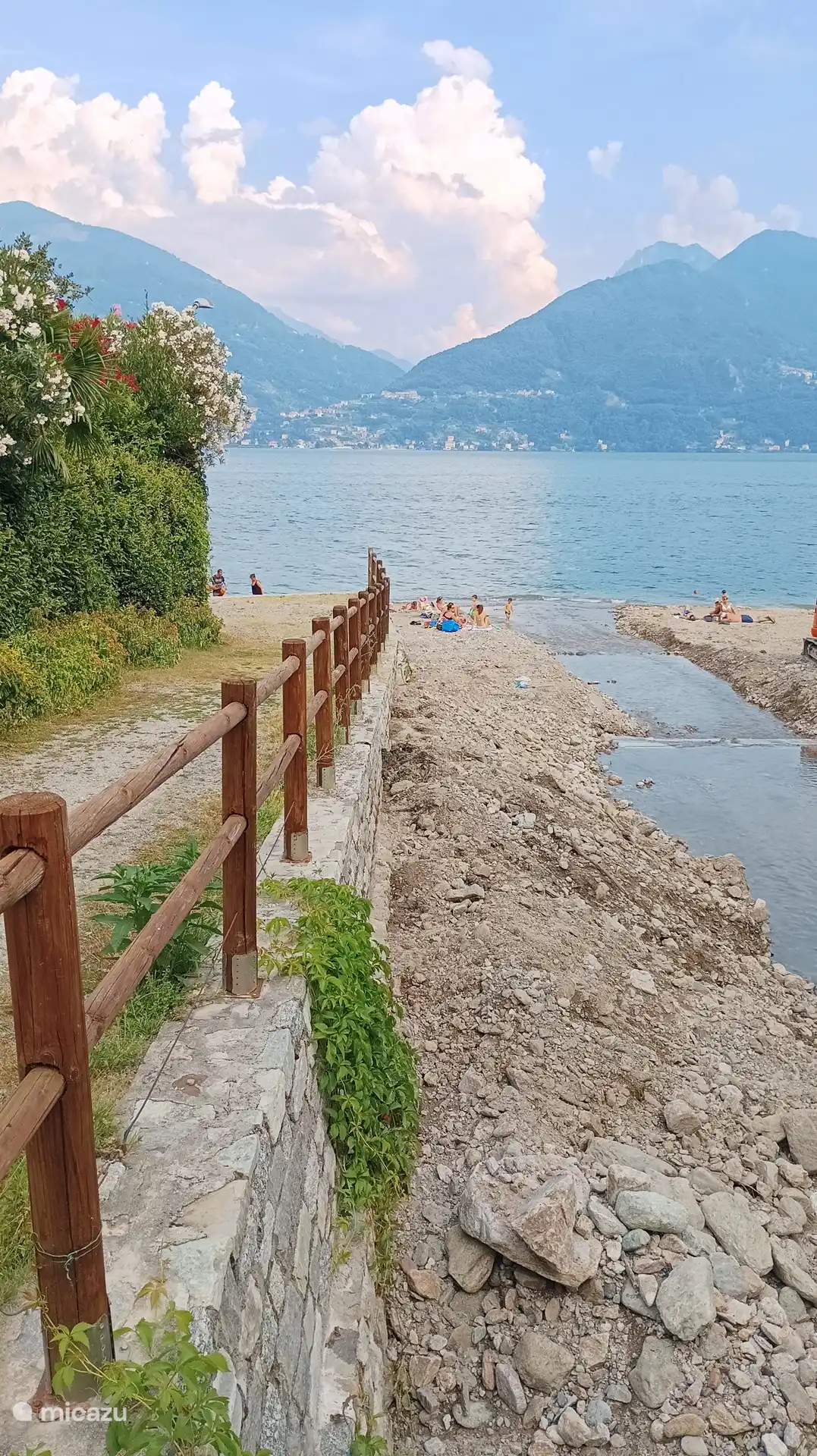 El río Serio atraviesa las dos playas, una con césped y la otra con areniscas. Los más pequeños pueden jugar en la parte poco profunda.