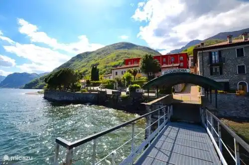 El viejo embarcadero para el barco. Donde los jóvenes también se divierten.