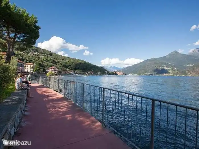 Caminar por el sendero junto al lago.