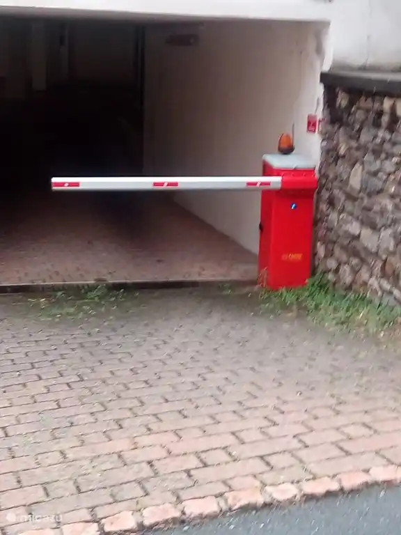 ¡Tu propia plaza de aparcamiento en el fresco garaje cerrado a menos de 15 metros de tu apartamento!